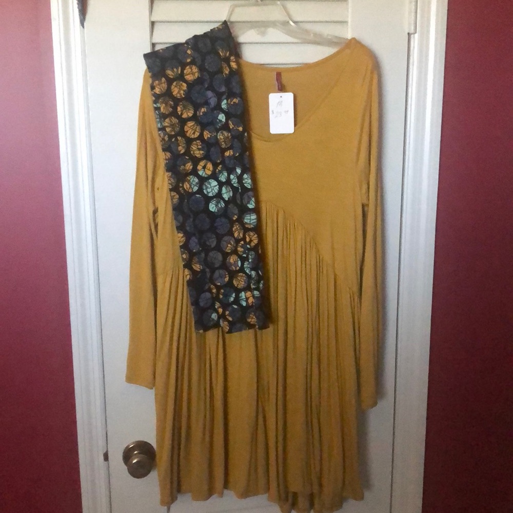 Long sleeve mustard color, knee length w/ leggings